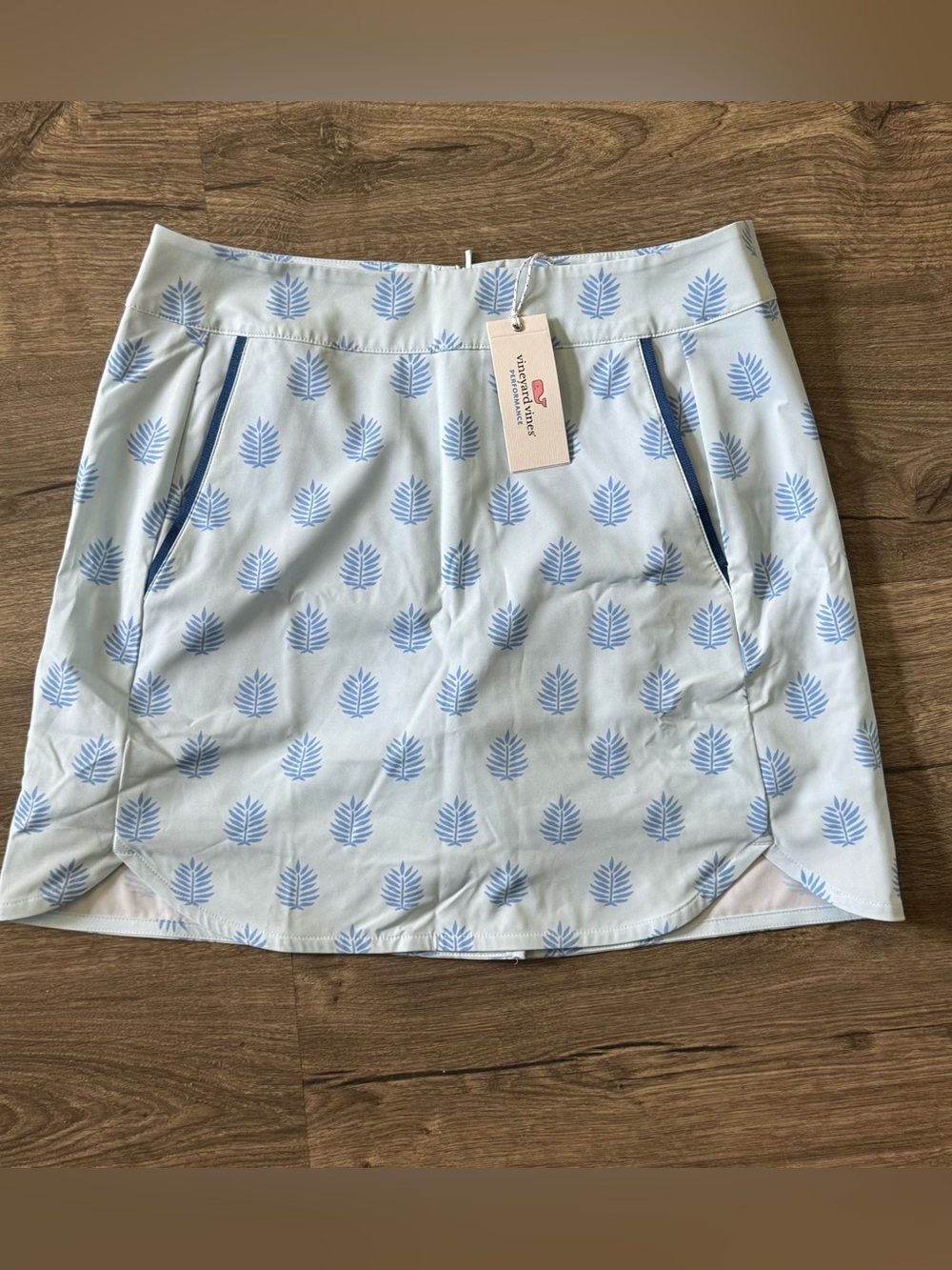 NWT VINEYARD VINES PRINTED SKORT SIZE S FLEURDELEAF ICE WATER PERFORMANCE BLUE